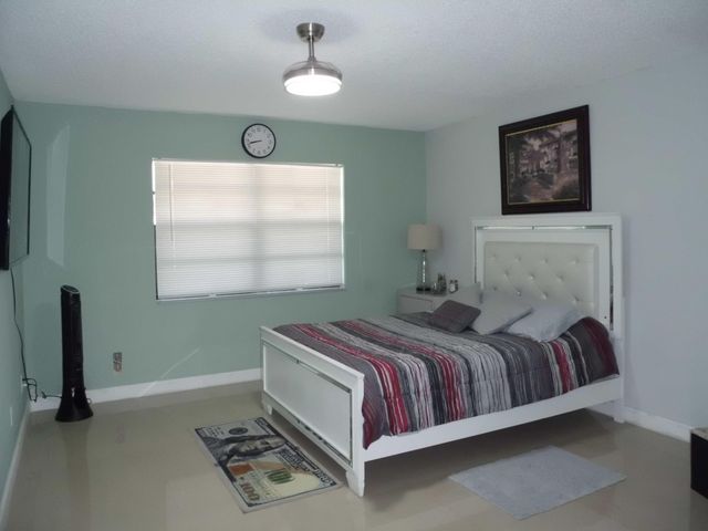 5255 Mendoza Street, West Palm Beach, FL 33415