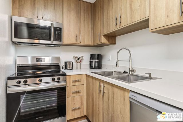 2875 N Los Felices Road 101, Palm Springs, CA 92262
