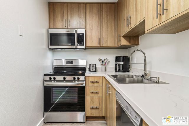 2875 N Los Felices Road 101, Palm Springs, CA 92262