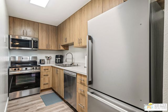 2875 N Los Felices Road 101, Palm Springs, CA 92262