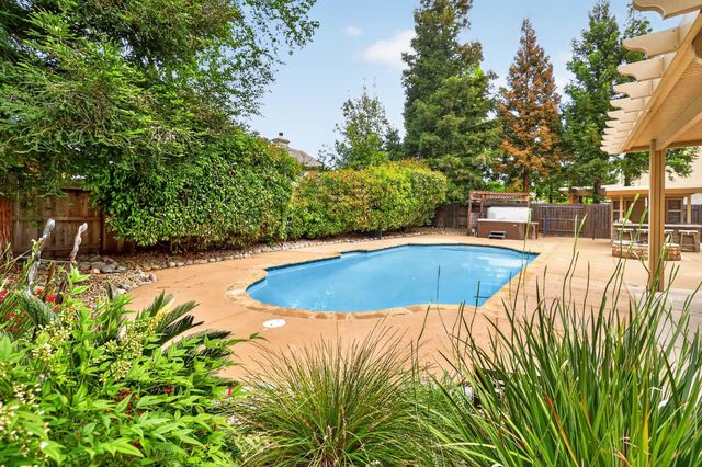 10077 Cristo Dr, Sacramento, CA 95829