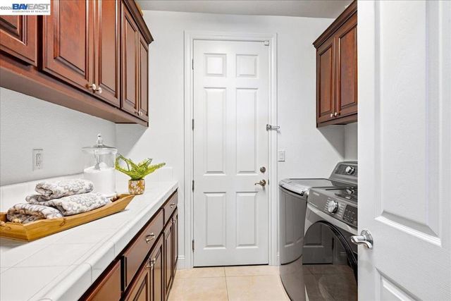 5653 Signal Hill Dr, Dublin, CA 94568