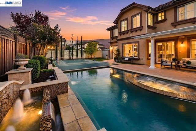 5653 Signal Hill Dr, Dublin, CA 94568