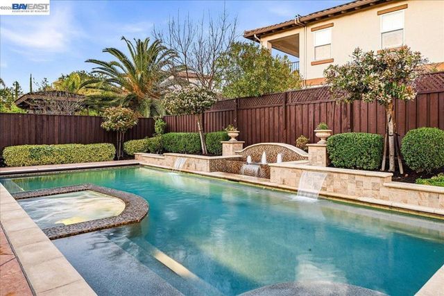 5653 Signal Hill Dr, Dublin, CA 94568