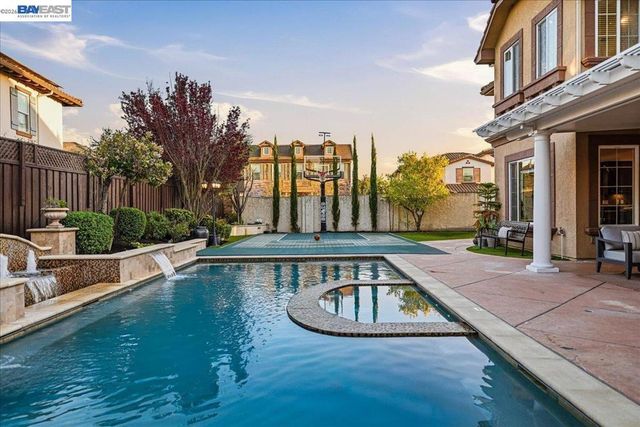 5653 Signal Hill Dr, Dublin, CA 94568