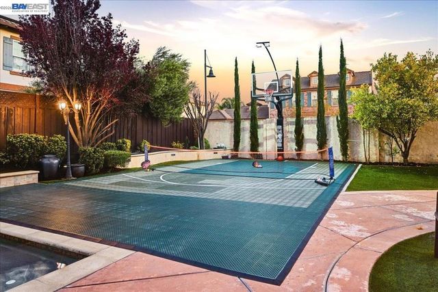 5653 Signal Hill Dr, Dublin, CA 94568