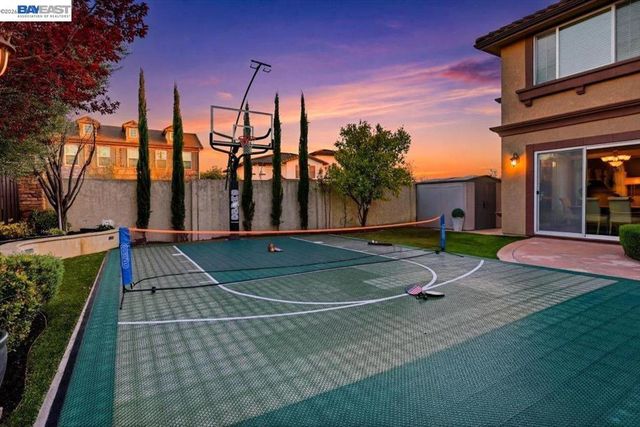 5653 Signal Hill Dr, Dublin, CA 94568