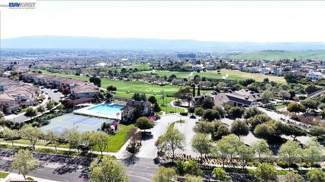 5653 Signal Hill Dr, Dublin, CA 94568