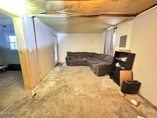 1379 Evergreen Avenue, Rotterdam, NY 12306