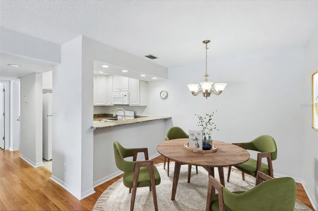 Image 15 of property listing at 630 BIRD BAY DRIVE E 205, Venice, FL 34285