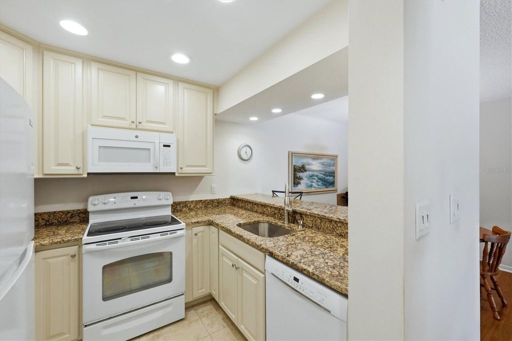 Image 16 of property listing at 630 BIRD BAY DRIVE E 205, Venice, FL 34285