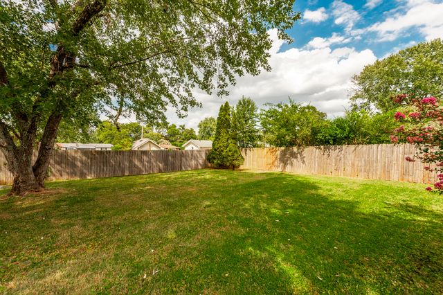 140 La Plaza Dr, Hendersonville, TN 37075