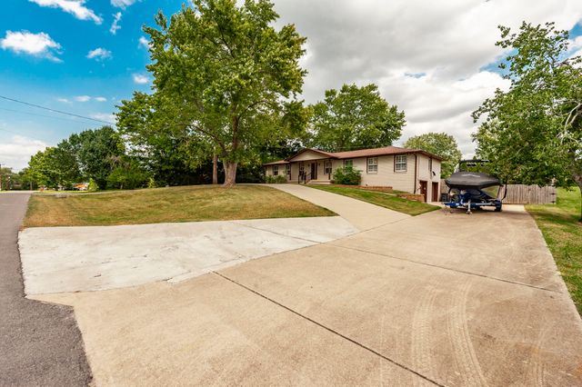 140 La Plaza Dr, Hendersonville, TN 37075