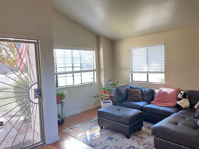 1927 Hacienda Dr, Stockton, CA 95209