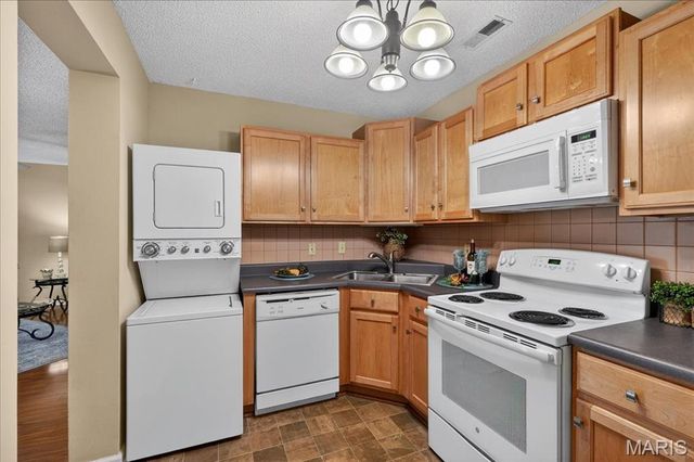 9185 Wrenwood Lane, Brentwood, MO 63144