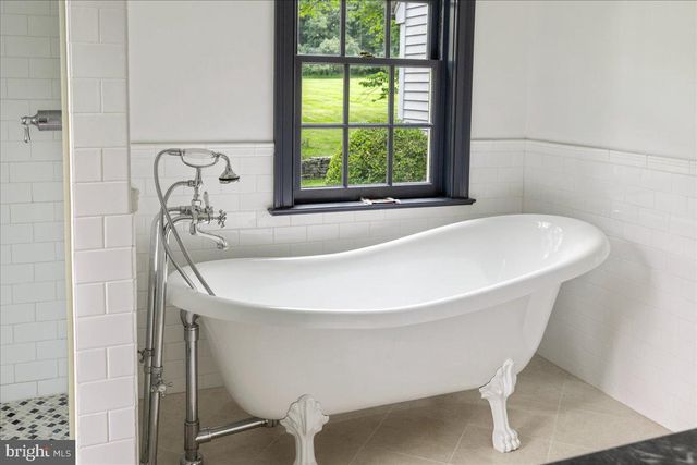 56 STRIMPLES MILL RD, Stockton, NJ 08559