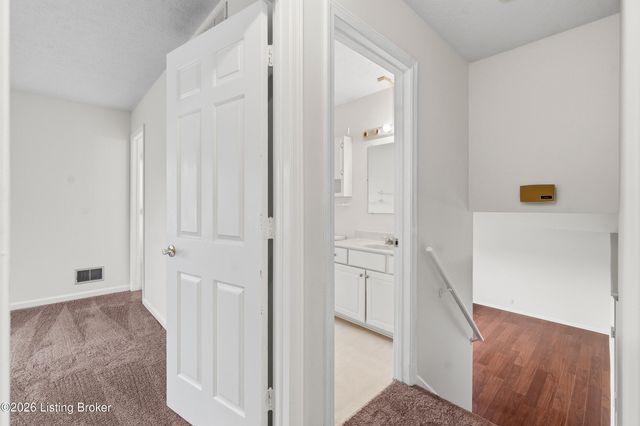 1017 Harmony Landing Rd, Goshen, KY 40026