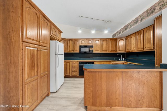 1017 Harmony Landing Rd, Goshen, KY 40026