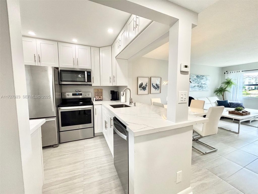 3405 NW 48th Avenue 407, Lauderdale Lakes, FL 33319