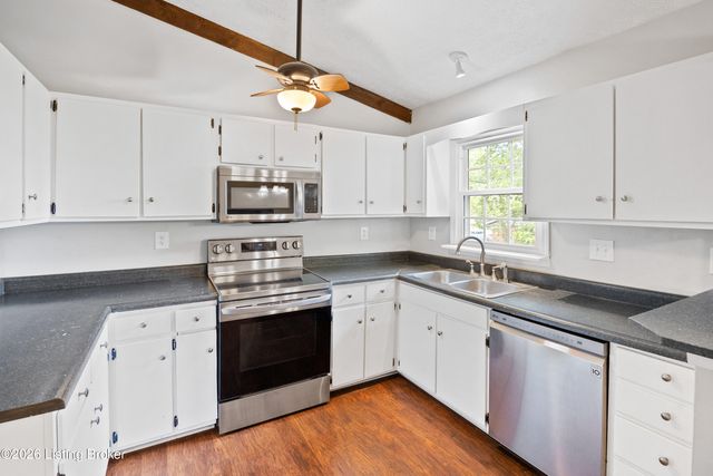 8215 Chickering Way, Louisville, KY 40228