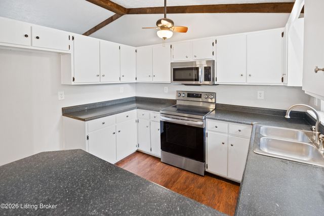 8215 Chickering Way, Louisville, KY 40228