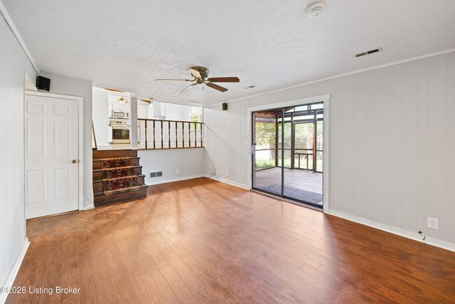 8215 Chickering Way, Louisville, KY 40228