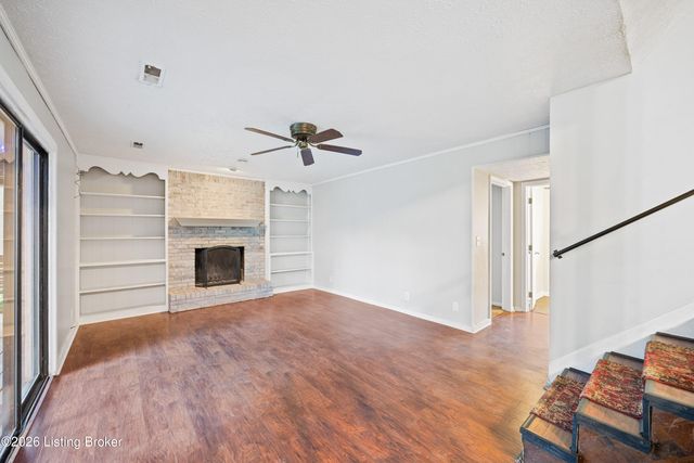 8215 Chickering Way, Louisville, KY 40228