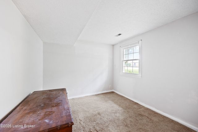 8215 Chickering Way, Louisville, KY 40228