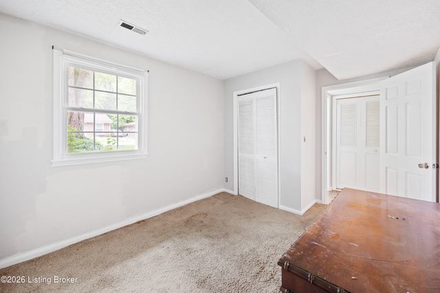 8215 Chickering Way, Louisville, KY 40228