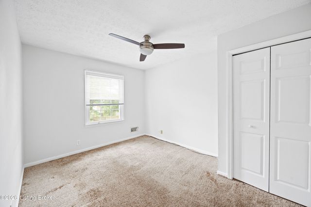 8215 Chickering Way, Louisville, KY 40228