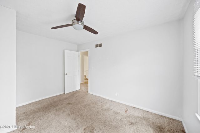 8215 Chickering Way, Louisville, KY 40228