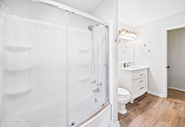 8215 Chickering Way, Louisville, KY 40228