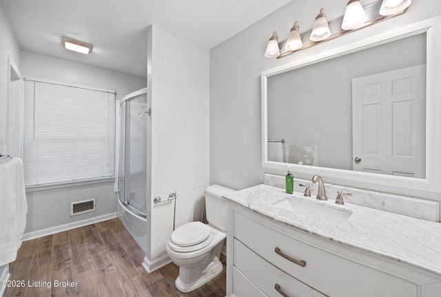 8215 Chickering Way, Louisville, KY 40228