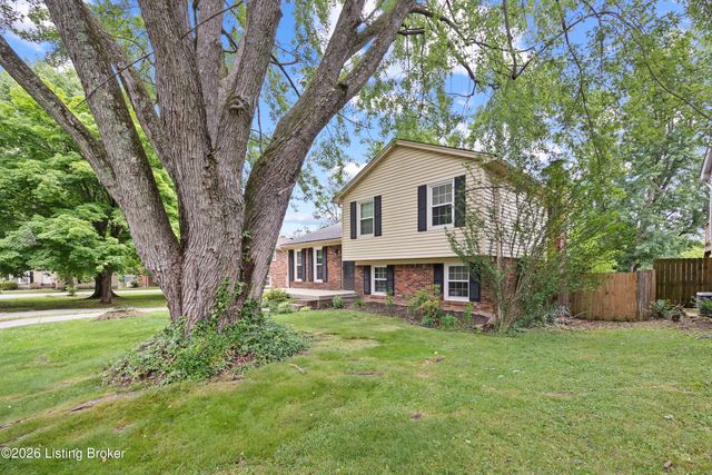 8215 Chickering Way, Louisville, KY 40228