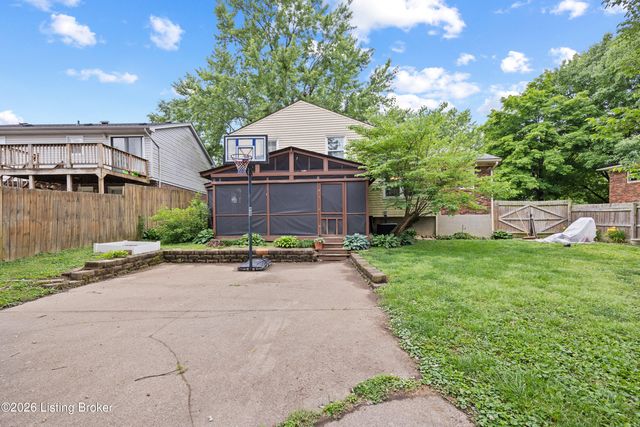8215 Chickering Way, Louisville, KY 40228