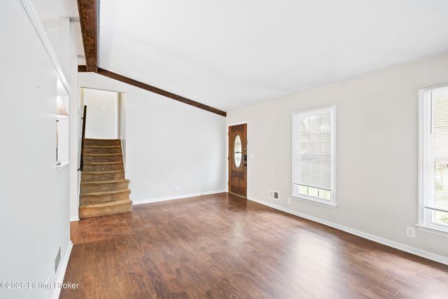 8215 Chickering Way, Louisville, KY 40228
