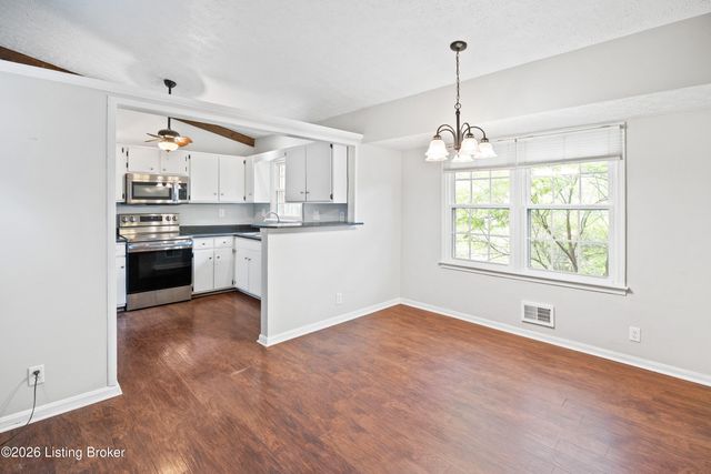8215 Chickering Way, Louisville, KY 40228