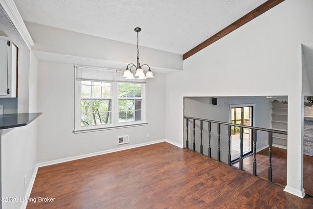 8215 Chickering Way, Louisville, KY 40228