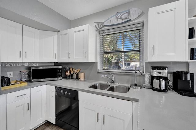 529 NW 8th St, Dania Beach, FL 33004