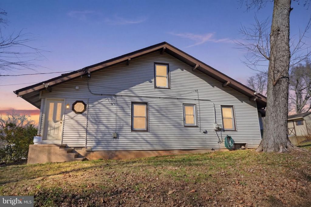 4400 NEWPORTVILLE RD, Levittown, PA 19056