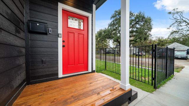 1504 W Blum Street B, Alvin, TX 77511