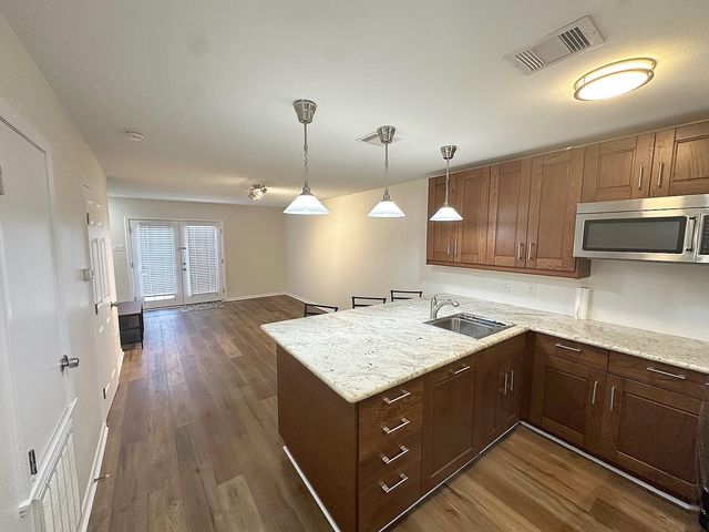 424 15th Street 104, Galveston, TX 77550