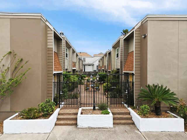 424 15th Street 104, Galveston, TX 77550