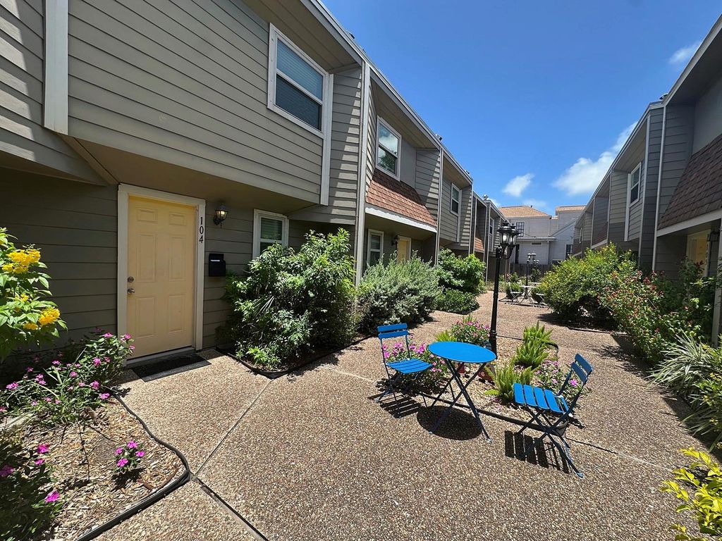 424 15th Street 104, Galveston, TX 77550