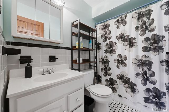 24920 Star Valley Drive, Saint Clair Shores, MI 48080