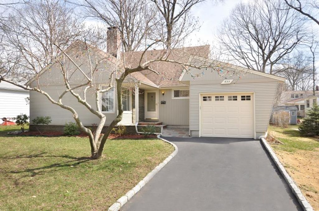 633 Norwood Dr, Westfield Town, NJ 07090