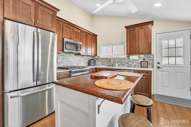 99 Cameo Place, Colonia, NJ 07067