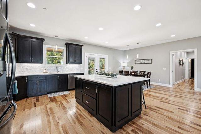 1365 Seymour Dr, Pleasant View, TN 37146
