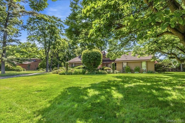 17 Campo Circle, Old Westbury, NY 11568