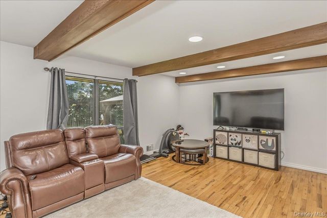 17 Campo Circle, Old Westbury, NY 11568